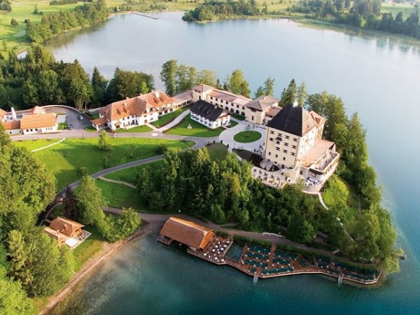 Снимка: Schloss FuschlЗамъкът "Schloss Fuschl" предлага невероятна гледка към езерото в Залцбург, Австрия. Днес този дворец, който датира от 15-ти век, е превърнат в луксозен хотел. Хотелът разполага със спа център, винарна, няколко ресторанта, голф игрище, плаж и лодки под наем.