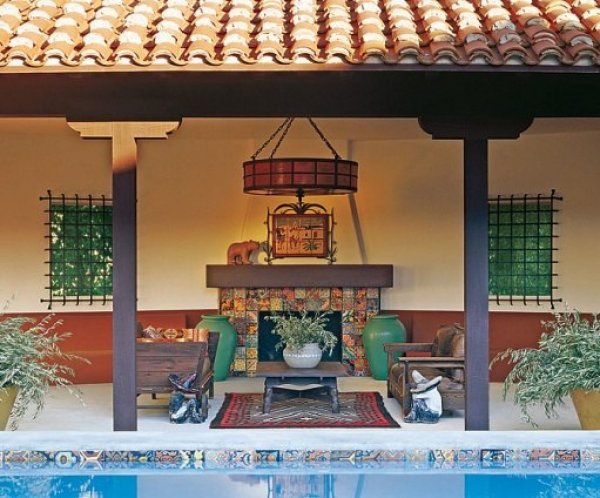 Снимка: architecturaldigest.comПлувният басейн на актрисата Даян Кийтън допълва къщата ѝ в испански, колониален стил. Даян живее в този дом в Бел Еър от много години. "Винаги съм избягвала цветовете, защото не знам как да боравя с тях“, казва тя, което обаче не обяснява шарените плочки в облицовката на басейна.  Кийтън споделя къщата с осиновените си деца - дъщеря си Декстър и сина си Дюк. "Честно казано, тези които ползват басейна най-много, са децата ми. Те прекарват огромно количество време във водата, дори и през зимата."