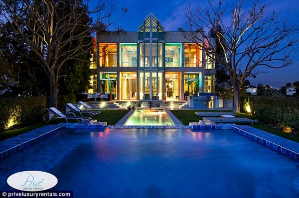 Снимка: Prive Luxury Rentals