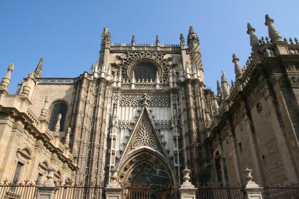 Севилската катедрала , Севиля, ИспанияСнимка:http://www.flickr.com/photos/sacred_destinations/463093643/Известна преди като Катедрала де Санта Мария де ла Сед, Севилската катедрала е най-голямата римокатолическа катедрала в света и също най-голямата средновековна готическа религиозна сграда. Строителният процес започнал през 1402 г. на мястото, където джамията Алмохад някога е стояла, и продължил до 16 век.Има много златни декорации в нея, скулптури, картини и 45 издълбани сцени от живота на Исус Христос. Там се намира и гробницата на Христофор Колумб.