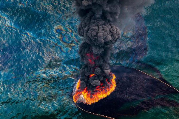 Пожар на нефтена платформа в Мексиканския залив - април 2010 годинаСнимка: Overdevelopment, Overpopulation, Overshoot
