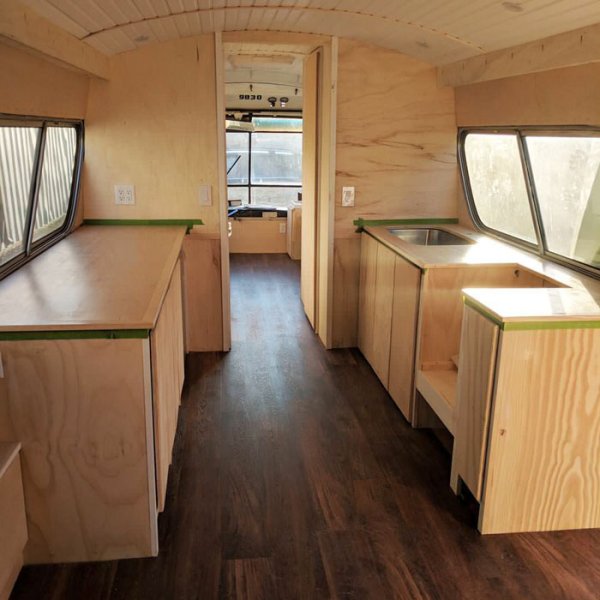 www.instagram.com/thebustinyhome/