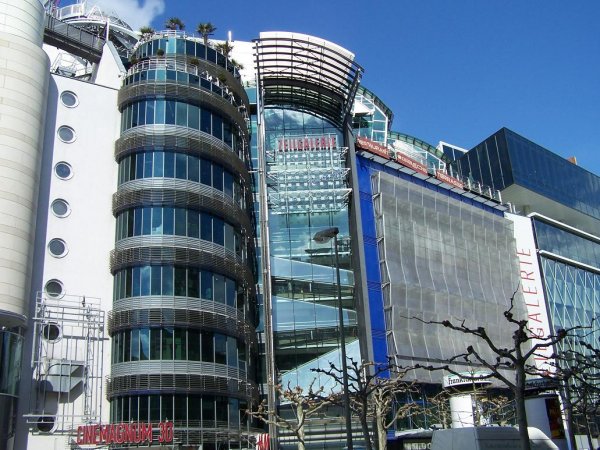 ZeilgalerieZeilgalerie е молът на Zeil. Освен изобилието от магазини в него, истинска атракция е покривът му, от който гледката е убийствена. Търговският център е пълен с млади хора и атмосферата предразполага за дълги разходки измежду витрините и пълни торби с атрактивни придобивки.Снимка: deutsches-architektur-forum.de