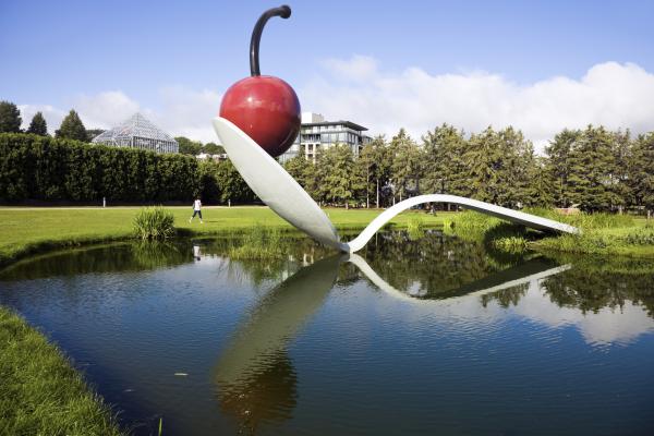 Скулптурната градина в Минеаполис - САЩ (Minneapolis Sculpture Garden – EUA) ; Снимка: DreamstimeТози парк е едно от бижутата в Минеаполис, щата Минесота и нещо като тяхна икона. Шедьовърът на парка е скулптурата на гигантска лъжица с черешка, която е дело на Клас Олденбург, известен със своите гениални, извънгабаритни скулптури на обикновени предмети. Лъжицата била използвана и друг път от Олденбург, затова някак си закономерно се появила и в новия му проект. Черешката пък била по идея на съпругата му Куси Ван Бруген, защото според нея внасяла закачлива нотка, а и напомняла на префърцунения етикет на хранене във Версай по времето на Луи XIV.
