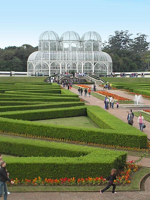 Жардим Ботанико де Куритиба – Бразилия (Jardim Botânico de Curitiba)Снимка: Creative Commons,wikipedia.orgТази ботаническа градина се намира в града Куритиба - столицата на щата Парана, в южната част на Бразилия. Тя е основна туристическа атракция в този район, като тук се помещава част от колежа на Федералния университет на Парана. Градината е във френски стил – с фонтани и езера, и е отворена за посетители през 1991 година. Тази градина заема 240,000 кв.м. като част от нея е Ботаническия музей, който пази национална колекция от местната флора и привлича изследователи от цял свят.