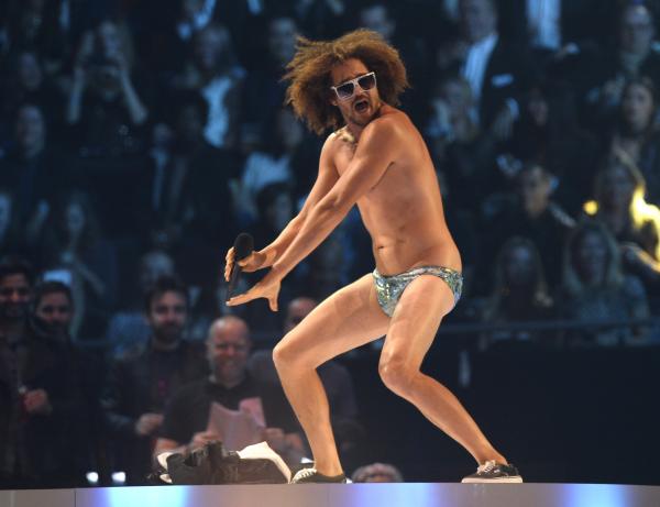 Redfoo от бандата LMFAO остана по гащи. Снимка: Reuters