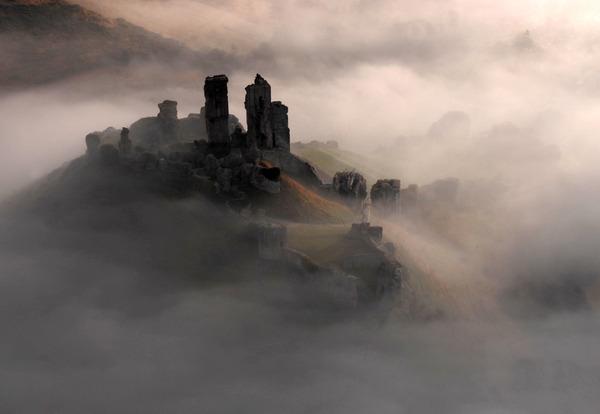 Corfe Castle. England. Въпреки, че руините са всичко, което е останало от Corfe Castle, укрепленията все още правят доста голямо впечатление. Намиращ се в графство Дорсет, замъкът датира от 9 век. Смята се обаче, че Corfe Castle може да е изграден много по-рано и да е бил Римска отбранителна крепост. Части, чиито останки може да видите днес, са били построени през 11 век, а два века по-късно крепостта е била използвана като склад за царско съкровище и затвор.Снимка: opentravel.com