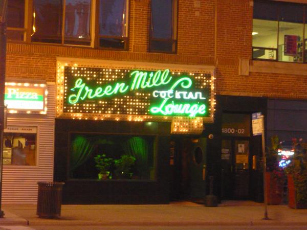 Снимка: thirdeyemom.comДжаз клубът The Green Mill Jazz Club се намира в Чикаго и е едно от най-горещите места в града за слушане на джаз музиканти на живо. Построен е през 1907 и е бил любимият бар на Ал Капоне, Чарли Чаплин и Франк Синатра.