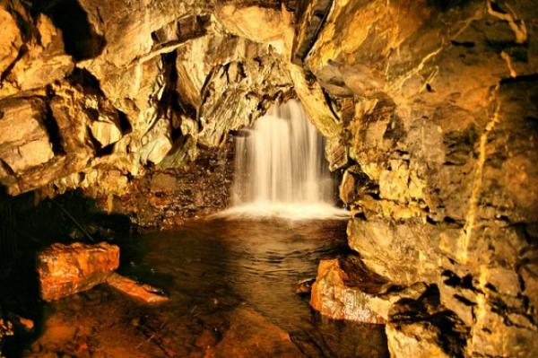 Снимка: Ron CurtisПещерата „Белият белег“, Йоркшир (White Scar Cave)Пещерата „Белият белег“ е най-дългата пещера във Великобритания. Тя се намира на териоторията на Национален парк „Йоркшир Дейлс“ (Yorkshire Dales National Park). Пещерата е открита доста скоро – едва през 1923 г. Тя разполага с няколко галерии с водопади, които се вливат в подземната река „Грета“.
