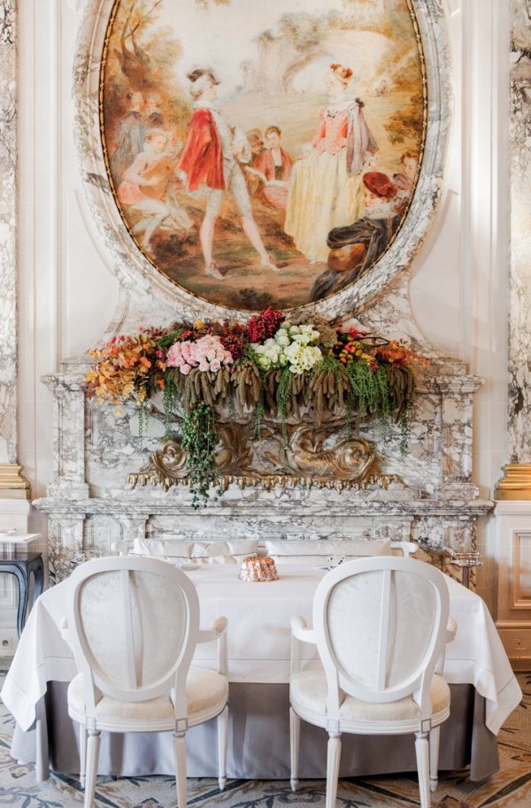 Ресторант "Le Meurice Alain Ducasse" в Париж. Това е едно от най-добрите заведения в столицата на Франция. Има три звезди Мишлен, декадентска атмосфера с грандиозен декор, вдъхновен от Версайския дворец.Снимка: architecturaldigest.com