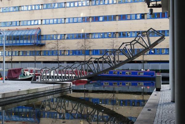 3. Rolling Bridge – Лондон, АнглияМостът е по идея на архитектурната фирма Heatherwick. Компанията била нагърбена с предизвикателството на създаде мост, който да обхване тесен канал, но същевременно да позволява свободно преминаване на кораби. Гениалният мост е направен от 8 еднакви сегмента, които го правят подвижен.Снимка: visitbritainsuperblog.com