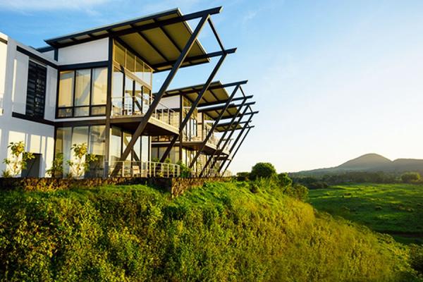 "Pikaia Lodge" на остров Санта Крус в Галапагос; Снимка: architecturaldigest.com