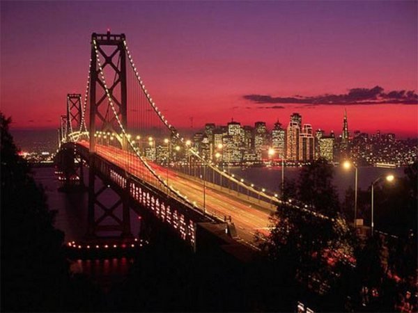 Снимка:Francisco-Oakland Bay Bridge, Сан ФранцискоТози мост, за минаване по който се заплаща пътна такса, свързва калифорнийски градове  Оукланд и Сан Франциско. Проектиран е от Чарлз Х. Пърсел и е отворен за движение на 12 ноември 1936 година.