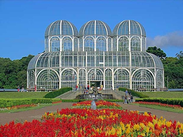 Снимка: travelbelles.comБразилската ботаническа градина"Jardim Botanico de Curitiba" е една от скъпоценностите на Южна Бразилия. Градината е комплекс, който привлича почитатели на цветята от цял ​​свят. Във френския двор има парници, водопади и езера, а целия парк е отрупан с цветни лехи.
