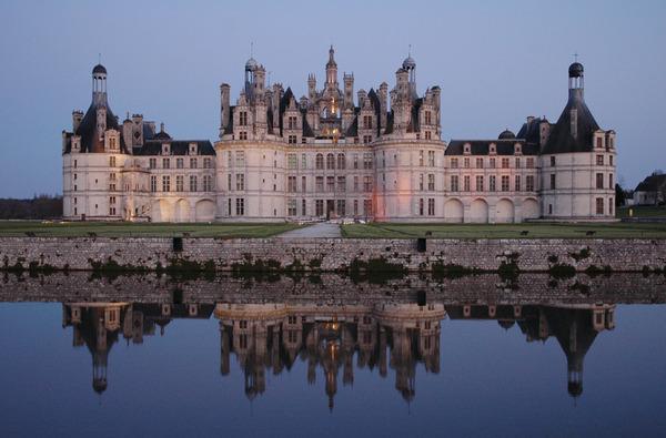 Chambord Castle. France. Като се има предвид, че Chambord Castle е официално построен, за да служи само като ловна хижа, замъкът има впечатляваща конструкция. Струва си също да се спомене, че мястото на замъка е избрано от крал Франсоа I, тъй като е искал да бъде близо до любовницата си - Клод Рохан, чийто дворец е разположен в близост. Масивният замък има 440 стаи, 365 камини и 84 стълбища, което го прави най-големия замък в долината на Лоара, Франция.Снимка: opentravel.com