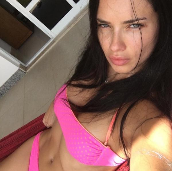 Адриана Лима е бразилски модел и сред една от най-ярките ангели на "Victoria's Secret" от 2000г. През 2012г. тя стана четвъртият най-печеливш модел в класацията на Форбс. Макар и да е майка на две деца, нейната фигура винаги е била безупречна, а самата красавица не скрива, че се грижи за тялото си с бокс. В социалната мрежа тя има над 9 милиона последователи. Снимка: Instagram