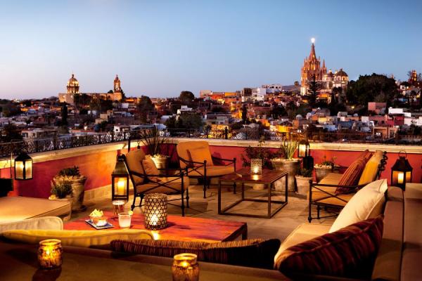 Снимка: adelto.co.uk“Luna Rooftop Tapas Bar”, Сан Мигел де Аленде, МексикоНяма по-добро място, на което можете да се отпуснете след края на работния ден в мексиканския град, от този тапас-бар. Той се намира на покрива на луксозния хотел „Rosewood San Miguel de Аllende”. Гледката към историческия квартал на града и към величествената нео-готическа църква „La Parroquia de San Miguel Arcángel“ е ненадмината.