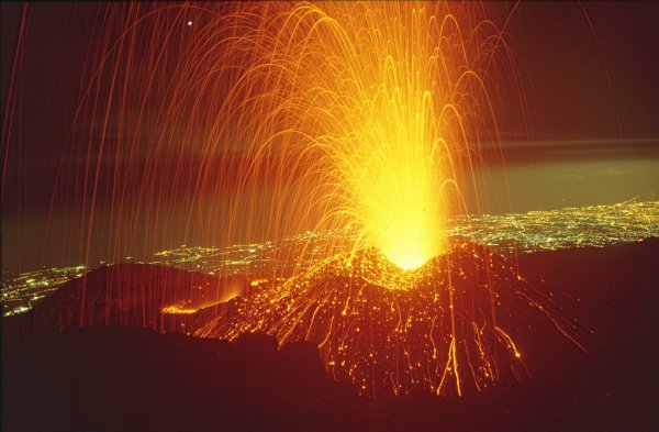 Най-старият Mount Etna, Снимка: flickr.comЕтна е май-големият активен вулкан в Европа. Намира се в североизточна Сицилия в Италия. Той е на второ място по активност в света - след вулкана Килауеа. Смята се, че е най-старият вулкан на планетата – на около 350 000 години. 