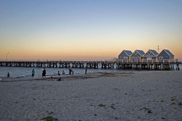 Снимка: amusingplanet.comКеят "Busselton Jetty" е най-дългият дървен кей в южното полукълбо. Той е дълъг почти 2 км навътре в морето на Западна Австралия. Построен е през 1853 г.