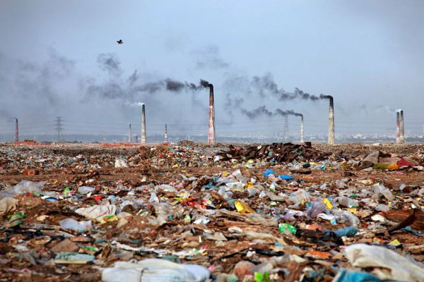 Пейзаж пълен с боклук в БангладешСнимка: Overdevelopment, Overpopulation, Overshoot