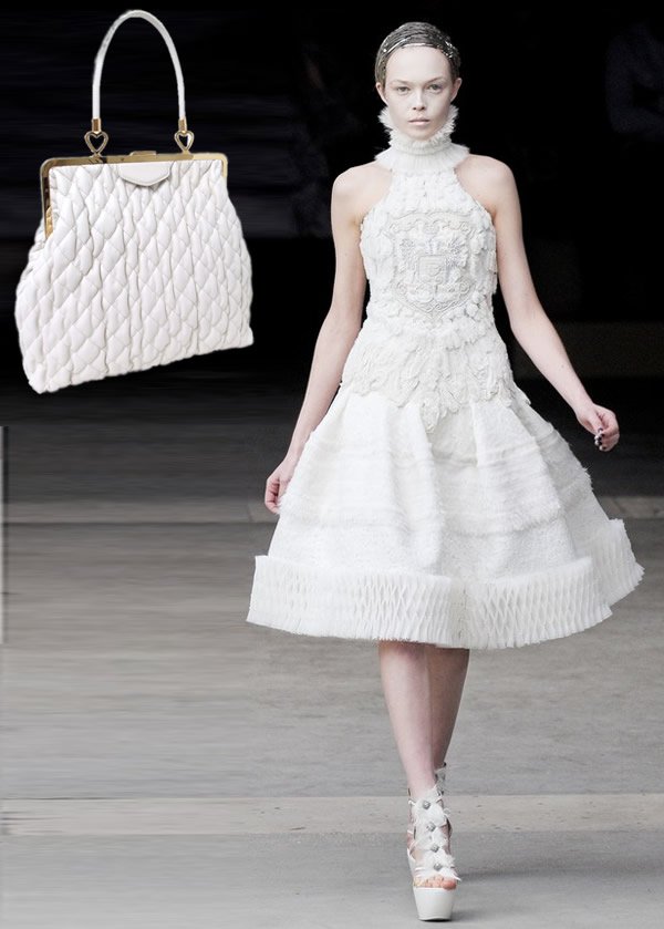 Безупречният аксесоар към визията на Alexander McQueen зима 2011-2012 е ватирана чанта от Moschino.Снимка: Elle