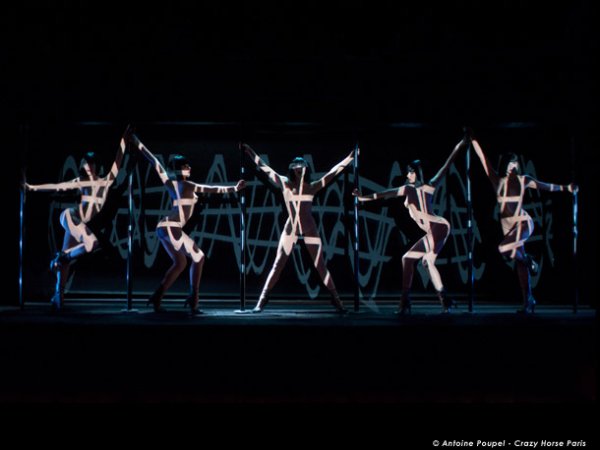 Снимка: lecrazyhorseparis.com