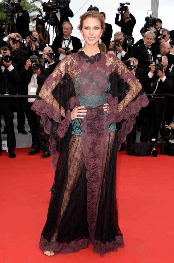 Карли Клос бе умопомрачителна с рокля от пролетната колекция на Valentino.Снимка: Getty