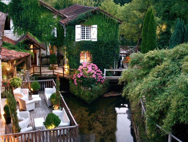 Le Moulin Du Roc Hotel се намира във Франция и това, което го прави по специален, е растителната аранжировка, която покрива цялата му фасада. Мястото е построено през 18 век и е много романтично.Снимка: home-designing.com