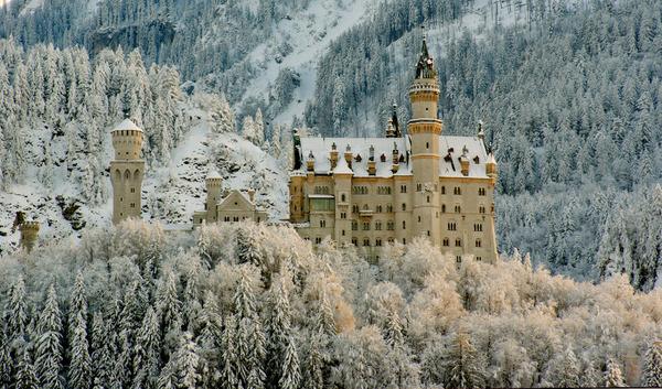 Neuschwanstein Castle. Germany. Замъкът, чието строителство започва през 1896 г., е проектиран от Christian Jank, който е бил театрален дизайнер, а не архитект, на краля на Бавария, Лудвиг II,  който пък бил обявен за луд малко преди приключване на замъка. Това обяснява всичко! Архитектурата, местоположението и размерът на Neuschwanstein Castle са ефектни и донякъде луди.  Разположен на здрав хълм, в югозападната част на Бавария, днес замъкът е една от най-популярните туристически атракции в страната.Снимка: opentravel.com