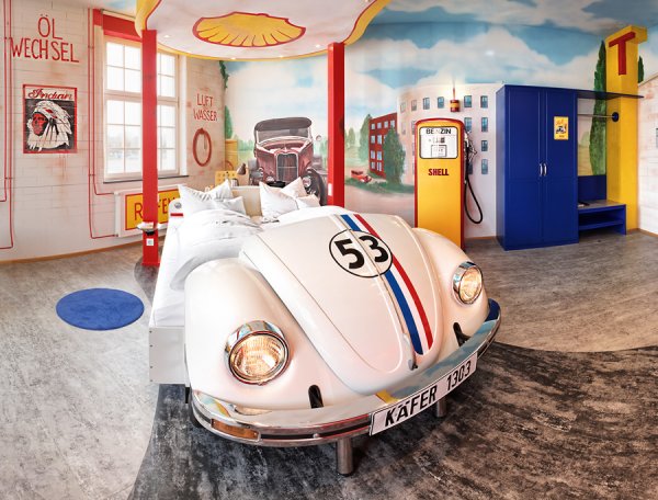 Снимка: v8hotel.deСтая-бензиностанция в хотел „V8“Щутгарт, ГерманияКолата е важен символ за германския град Щутгарт, който е известен с автомобилостроенето си. Този четири-звезден хотел разполага с десет тематични стаи, вдъхновени от колите. Тази специално е декорирана като стара бензиностанция и е украсена с неонови светлини, петролни помпи и мебели, изработени от рециклирани части на автомобили. 