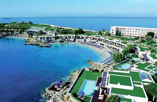 Снимка: supertophotels.blogspot.com„Гранд Ризорт Лагониси“ (Grand Resort Lagonissi), Атина- около 40 хиляди долара на нощТози хотел се намира в непосредствена близост до столицата на Гърция – Атина и е разположен на малък полуостров край Егейско море. Той си спечели приза за най-скъп курорт на 2012 година. И докато ние съчувстваме на южните ни съседи заради голямата криза, която ги е налегнала, то престоят в техния най-луксозен хотел стига до 40 хиляди щатски долара на вечер. „Лагониси“ предлага на своите гости екскурзии из историческите забележителности на Атика, редица зрелищни атракции и живописни круизи до близките острови. Според "Форбс", Кралската вила в Grand Resort Lagonissi е четвъртaтa най-скъпа хотелска стая в света. Нощувката в нея струва £ 21,000.
