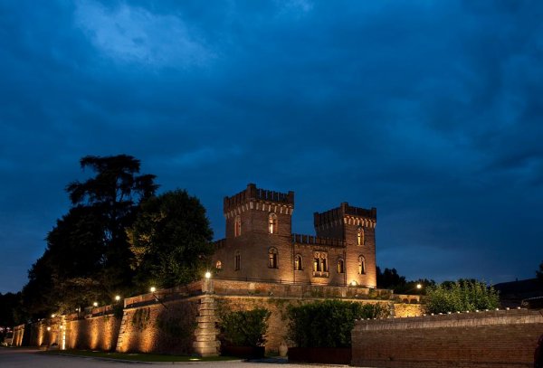 Снимка: trivago.deХотел Relais Castello Bevilacqua (Италия)Хотел Relais Castello Bevilacqua се намира в провинция Верона и в момента е едно то най-романтичните четиризвездни места за почивка в района. Той е бил построен като крепост през 14-ти век от Гуглиелмо Бевилакуя, който е искал да защити земите си от алчните князе. Легендата разказва, че той е починал след пожар през 1884 г. Но гласът му може да се чуе и днес в съвременния хотел.
