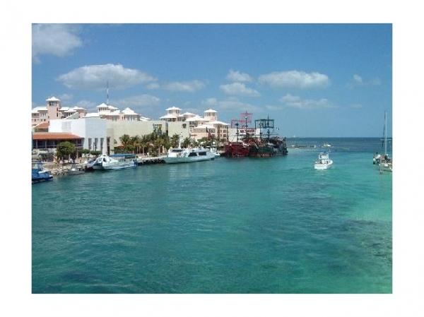 5. Плаване в Cancun Lagoon.Подсилете романтиката с вечерен круиз. Отпуснете се, насладете се на гледката и на вкусните кулинарни изкушения. Предлагат се морски дарове и шампанско.Снимка: virtualtourist.com
