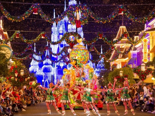 Коледния парад на Мики Маус : Имало едно времеМясто: Walt Disney WorldДата : избира се през ноември и декемвриТова е спектакъл за малки и големи с героите на Дисни. Има над 170 костюмирани участници, които се разхождат из кралството на Дисни.Снимка: Walt Disney World
