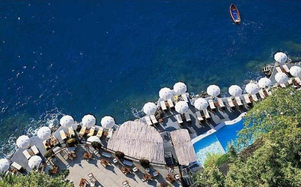 Hotel Santa Caterina, Амалфи, ИталияХотелът е под управлението на 4-то поколение от семейство Гамнаредела. Създаден е през 1904 г. Стаите са обзаведени с голям лукс и са разположени в основната сграда и в две вили, специално за младоженци, декорирани с антики.Асансьор води до закътан, частен плаж с басейн с морска вода, фитнес център и китно заведение за скара и пица със сламен покрив.Мястото е уединено и много красиво Неслучайно то е било избирано от Лив Тейлър за романтичните ѝ почивки в Ричард Бъртън.Снимка: Hotel Santa Caterina