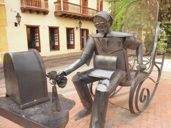 Снимка:southamericatourist.com;Картахена, КолумбияТова е един от първите градове, основани от испанците на този континент. Те са го управлявали в продължение на почти 275 години. Разположен е в северната част на страната, на брега на Карибско море. Изпълнен е много живописни забележителности и страхотна архитектура, в типичен колониален стил. До града може да се стигне по въздух, вода или суша.