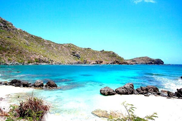 Снимка: travel.allwomenstalk.comColombier Beach, Сейнт БартсТова е друг, скътан в прегръдките на карибски остров, таен залив във формата на полумесец. До него се стига трудно - или само по море, или с хеликоптер и двучасов преход от един от двата върха на острова Petite Anse или Colombier peak. Разбира се разходката и гледките оттам са също така омагьосващи, както и самият плаж.