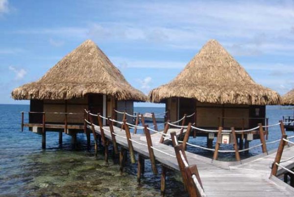 "Раиатеа Хавайки Нуи", Френска полинезия (Raiatea Hawaiki Nui Hotel); Снимка: overwaterbungalows.netЦена: от 252 долара за нощувка в стая за двама„Раиатеа Хавайки Нуи“ разполага с девет бунгала над водата. Трябва да знаете обаче, че те са сред най-старите не само в района, а изобщо в света. Хотелът се определя като две звезди, не разполага и с климатик в стаите. Все пак според доста туристи цената за бунгало в тази част на Тихия океан си заслужава, а сделката за тази екзотика е изгодна. 