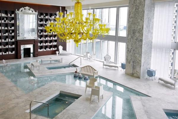 3. The Spa at the Viceroy Miami Hotel – МаямиГигантски огледала, ярко оцветени кристални полилеи и изискани френски мебели – в Маями има СПА комплекс в бароков стил. Хотелът отваря врати през декември 2008 година, ситуирайки се на 15-тия етаж на небостъргач в центъра на Маями. Комплексът разполага с басейни с различни температури и с изглед към залива Бискейн.Снимка: travel.yahoo.com