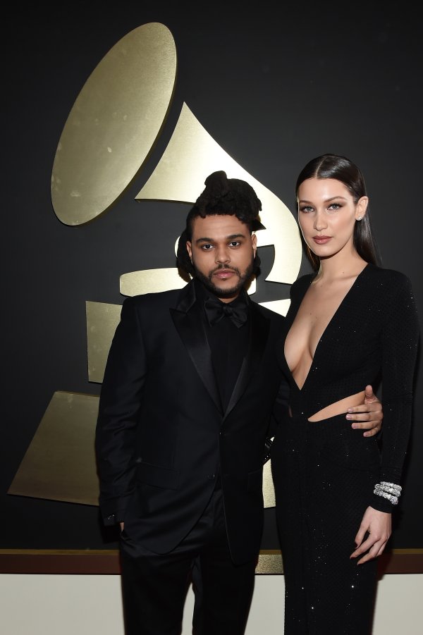 Снимка: gettyimages.comБела Хадид, сестрата на Джиджи, се появи под ръка с рапъра The Weeknd, с което двамата направиха своя дебют като двойка. Той пък беше номиниран за две награди Грами.