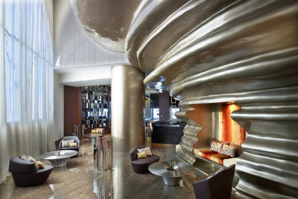 Astor Grill, Доха (Катар)Посетителите на ресторанта Astor Grill ще останат очаровани от обстановката и лукса, който предлага. Името на мястото е на създателя на хотелската верига Джон Джейкън Астор IV.Още от фоайето на хотела гостите са посрещнати от 16-метрова инсталация, дело на дизайнерите от  Rockwell Group Europe. Тя е вълнообразна и е създадена от бронз, който създава усещането за топлота и уют.Впечатление прави таванът на ресторанта, който представлява дървени парчета от бор, подредени успоредно.Снимка: architecturaldigest.com