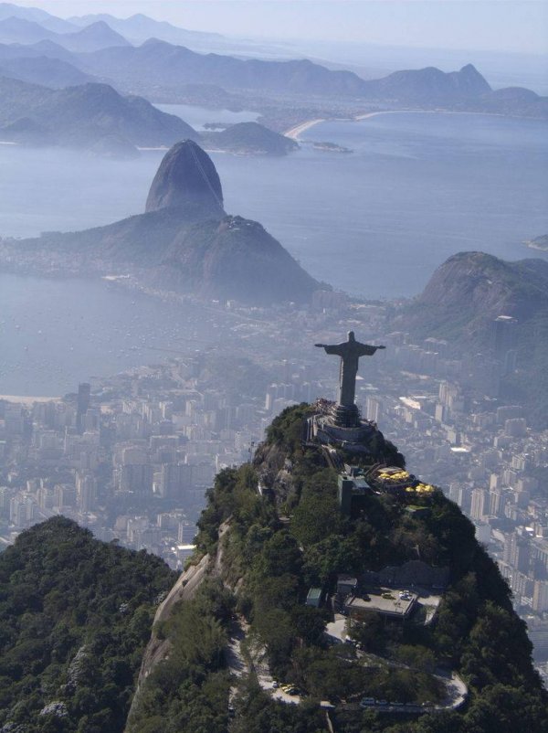 16. Christ the Redeemer в Бразилия – височина: 30,1 метраМоже би това е най-известната статуя на Исус в света. Тя е и най-старият образ на Христос, построен между 1926 и 1931 година. Идеи за построяването на подобна статуя се появят още през 1850 година, но едва през 1921 година е подета публична подписка за построяването на Christ the Redeemer. През 2010 година статуята е повредена на места от мълния, но щетите са възстановени.Снимка: Leo Wery