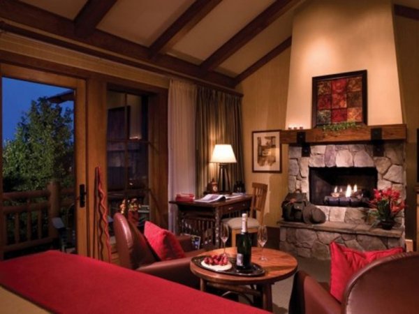 3. SUNRIVER RESORT – Орегон, САЩКаменната камина внася уют и прекрасно се съчетава с преобладаващото дърво в дизайна на стаята.Снимка: SUNRIVER RESORT