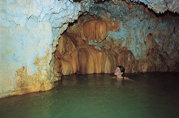 6. Ainsworth Hot Springs Resort – КанадаПотопете се в едно подземно приключение в Ainsworth Hot Springs Resort, намиращ се на 250 километра от Спокейн, Вашингтон. Топли минерални води се спускат в криволичеща пещера. В нея може да видите сталактити и сталагмити, както и много дълбоки пространства. Като гост на хотела там, ще имате възможност да се насладите на невероятни гледки.Снимка: travel.yahoo.com