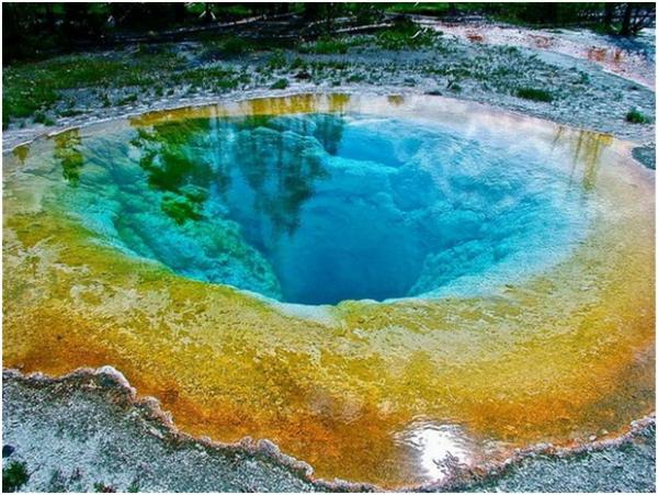 Снимка: myrandomstuff.seMorning Glory Pool (Hole), Уайоминг, САЩТова е една от най-красивите и бележити дупки в парка Йелоустоун с дълбочина на басейна ѝ от едва 4 метра. Особеният цвят на водоема се дължи на бактерия, която живее във водата.