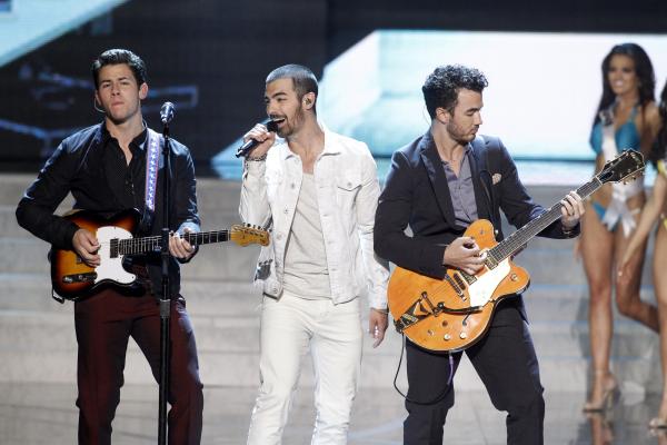 6. Фенът стриптизьорПо време на концерт през 2009 г. в Мадрид, триото The Jonas Brothers се сблъска със свой фанатизиран фен. Докато тримата музиканти свиреха, мъж скочи на сцената, свали ризата си и започна да тича около тях. Джо, Ник и Кевин не само, че не се притесниха, а и не му обърнаха никакво внимание.Снимка: Reuters