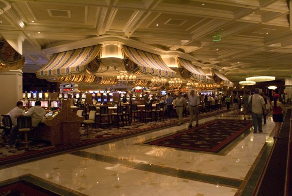 Беладжио, Лас Вегас; Снимка: tekinico.free.frТова вероятно е най-известното казино в цял свят. То отваря врати на 15 октомври 1998 г. в Лас Вегас (Невада), а днес се смята за едно от най-красивите и привлекателни места за хазарт на планетата. Площта, в която можете да спечелите и загубите някои долар, е 10 800 кв.м, върху които се разполагат 2400 слот-машини, зала за спортни залагания и 124 маси, където може да играете почти всичко.Казиното е домакин на много турнири по покер и има 4 пъти повече служители, отколкото всички останали казина. Така че, ако не спечелите нищо, поне можете да се радвате на страхотно обслужване.Най-скъпата стая в Белджио струва 6000 долара на нощувка и тя има изглед към друго достойнство на казиното – неговите фонтани.
