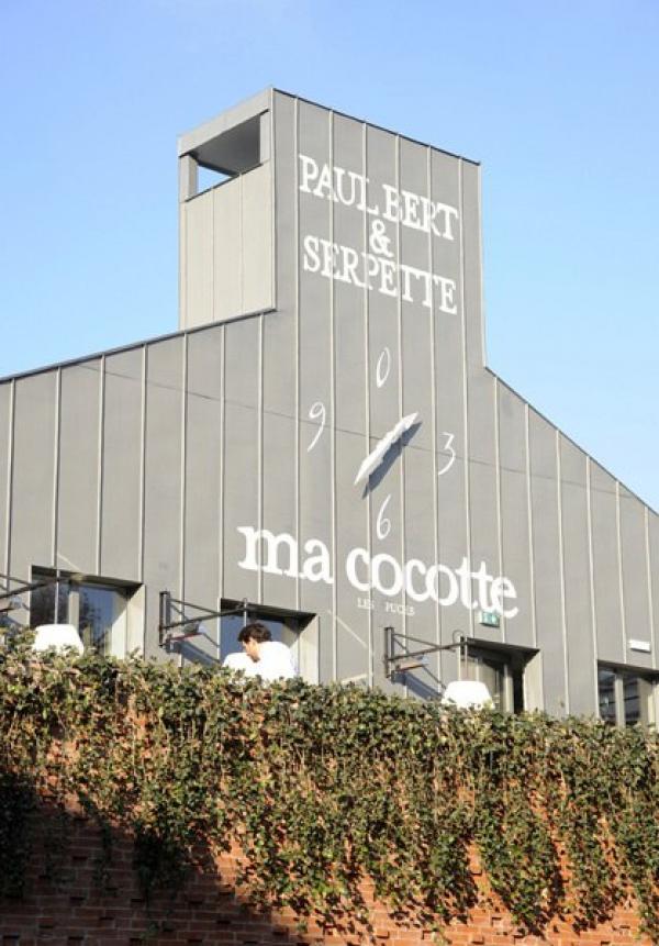 Ma Cocotte, Париж (Франция)Ma Cocotte е дело на Фелипе Старк. Отличава се с еклектичен интериор и представлява един сват на стари и интересни находки. Заведението се намира в района на  Marché aux Puces de Saint-Ouen – най-големият бит пазар в Париж, което и определя до известна степен визията му.Ресторантът е на две нива. На приземния етаж трапезарията е оградена с гаражни врати, които водят към тераса.Снимка: architecturaldigest.com