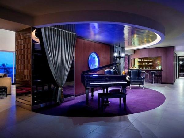 Снимка: hardrockhotels.comАпартамент „Рок звезда“ в хотел „Хард Рок“ (Hard Rock Hotel Rock Star Suite)Пунта Кана, Доминиканската републикаАко сте склонни да се разделите с 10 хиляди долара на вечер, можете да си наемете тази уникална стая, която е първата по рода си с „ол инклузив“ настаняване. Луксозният апартамент е с площ 1800 квадратни метра и съдържа четири спални, хол и напълно оборудвана кухня. Мястото потапя гостите в сетивно претоварване от цветове. Тук има огромно пиано, полупрозрачен, кръгъл аквариум с медузи и LED-осветление, две камини, две джакузита и тераса със собствен басейн. Дали всички рок звезди имат медузи в дома си?  
