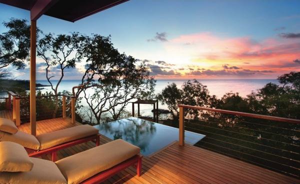 Lizard Island Resort, Големият бариерен риф, АвстралияХотелът разполага с 40 помещения за двойки. Те са обзаведени в кралско синьо и бяло, за да създадат допълнително морска атмосфера.От мястото има директна пътека, която води право на плажа, а хотелът предлага и възможност да ви приготви храна за пикник, така че да се наслаждавате на великолепния залез, който всъщност можете да гледате от терасата си, ако желаете.Снимка: Lizard Island Resort 